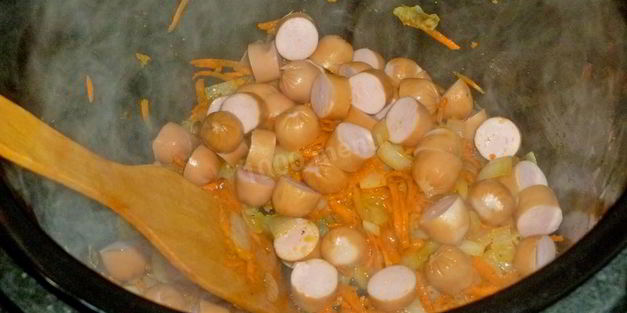 капуста с сосисками в мультиварке