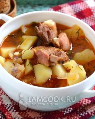 Картофель, тушенный со свиными ребрами в казане