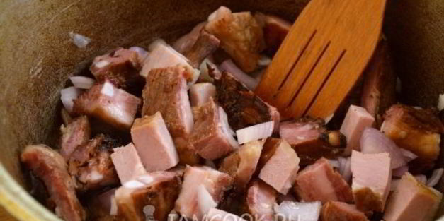 картофель, тушенный со свиными ребрами в казане