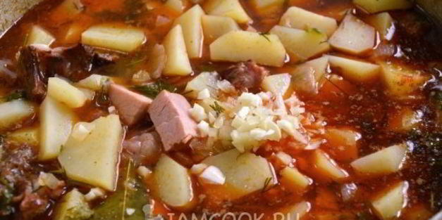 картофель, тушенный со свиными ребрами в казане