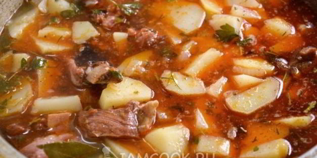 картофель, тушенный со свиными ребрами в казане