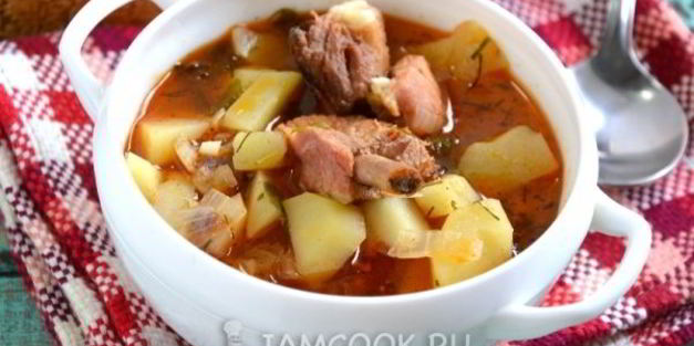 картофель, тушенный со свиными ребрами в казане