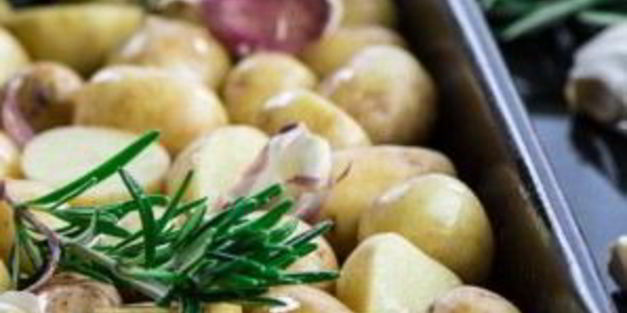 картофель, запеченный с розмарином в духовке