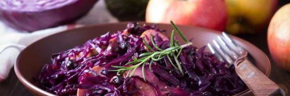 Красная капуста тушеная с яблоками