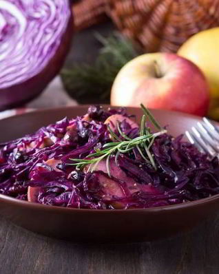 Красная капуста тушеная с яблоками