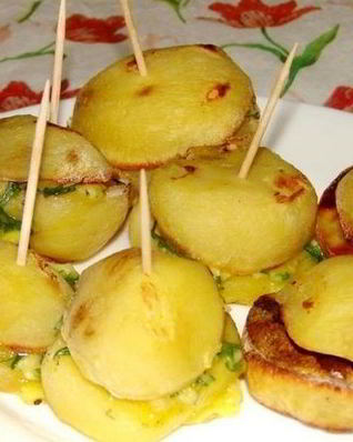 Молодая картошка, запеченная в духовке с салом