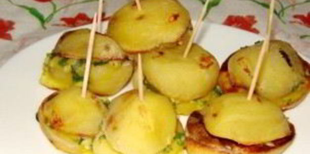 молодая картошка, запеченная в духовке с салом