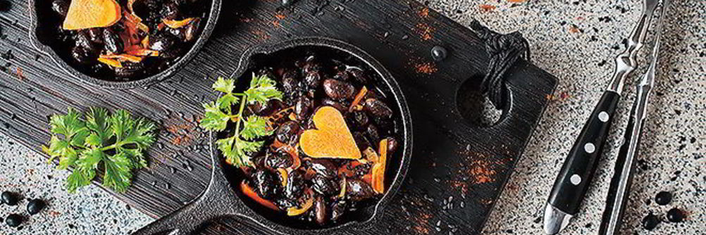 Острая черная фасоль с овощами