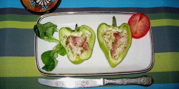 перец, фаршированный моцареллой и беконом