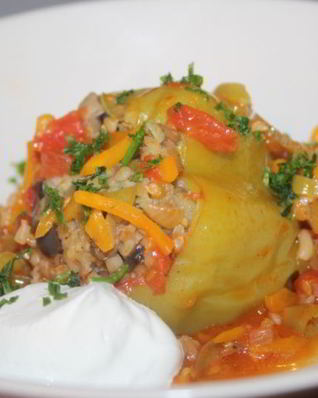 Перец, фаршированный овощами, грибами и булгуром