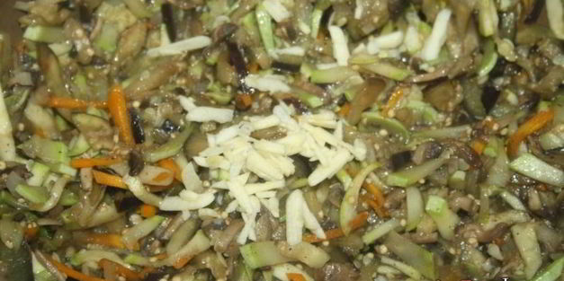 перец, фаршированный овощами, грибами и булгуром