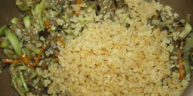 перец, фаршированный овощами, грибами и булгуром