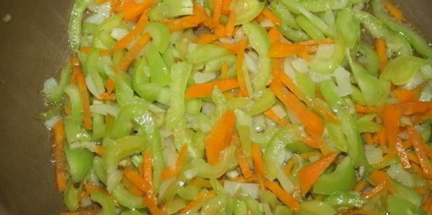 перец, фаршированный овощами, грибами и булгуром