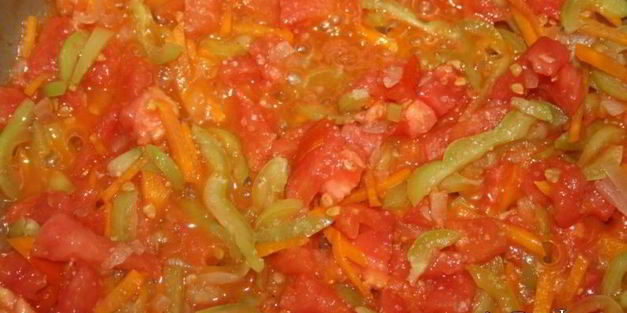 перец, фаршированный овощами, грибами и булгуром