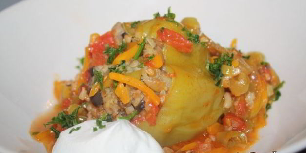 перец, фаршированный овощами, грибами и булгуром