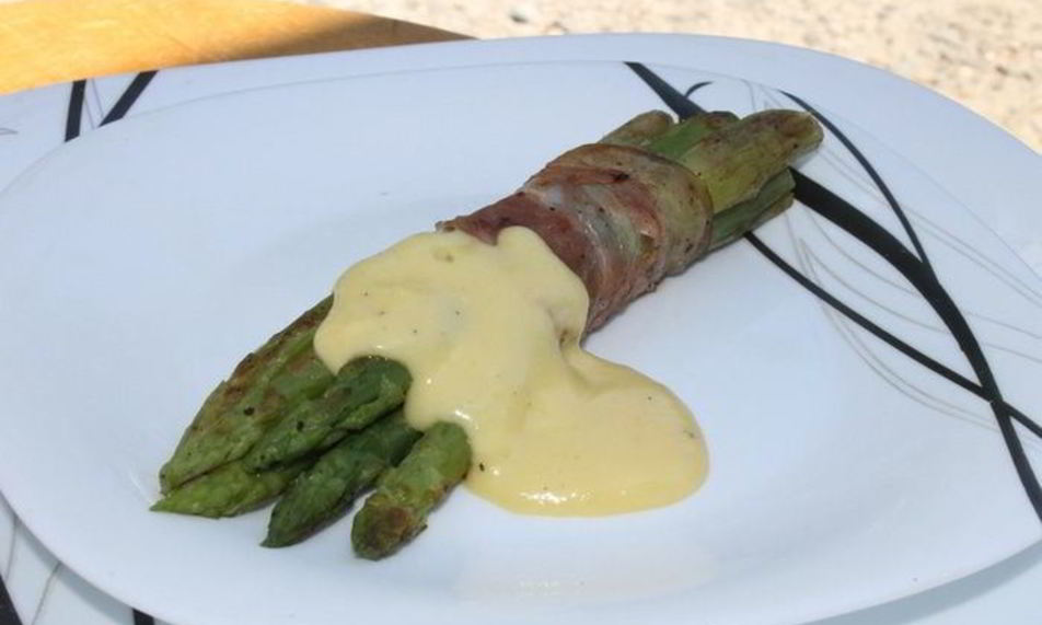 Рецепт спаржа с беконом на гриле под голландским соусом