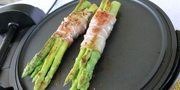 спаржа с беконом на гриле под голландским соусом
