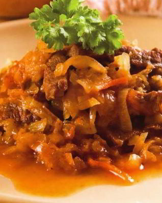 Тушеная капуста с мясом и яблоком в горшочке