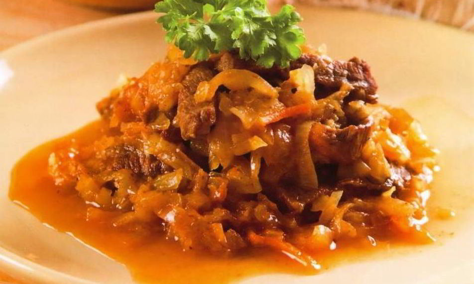 Рецепт тушеная капуста с мясом и яблоком в горшочке