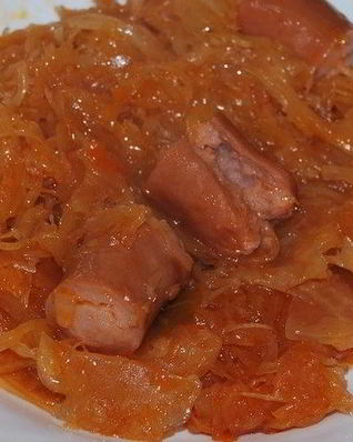 Тушеная капуста с сосиской в мультиварке