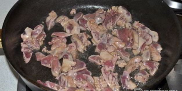 тушеная картошка с куриными потрошками