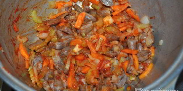 тушеная картошка с куриными потрошками