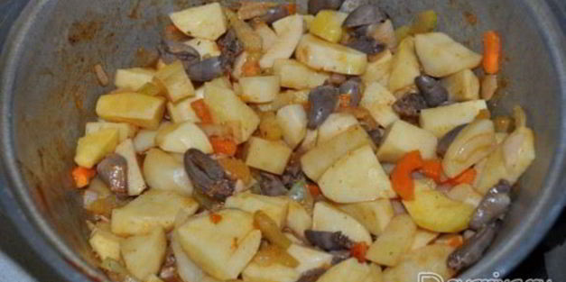 тушеная картошка с куриными потрошками