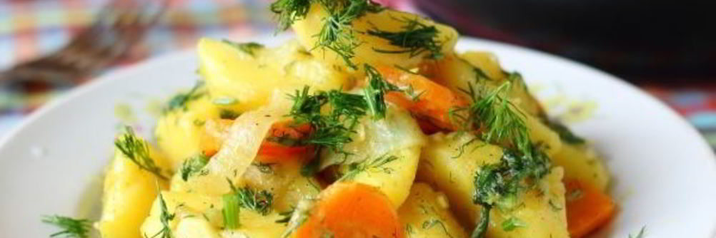 Тушеная картошка с морковью и луком
