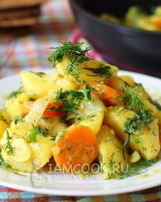 Тушеная картошка с морковью и луком