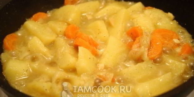 тушеная картошка с морковью и луком