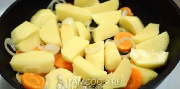 тушеная картошка с морковью и луком
