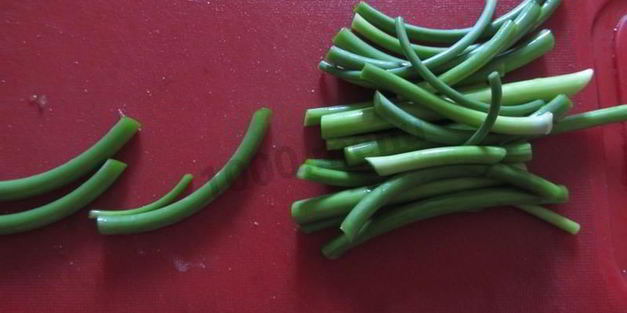 тушеные чесночные стрелки