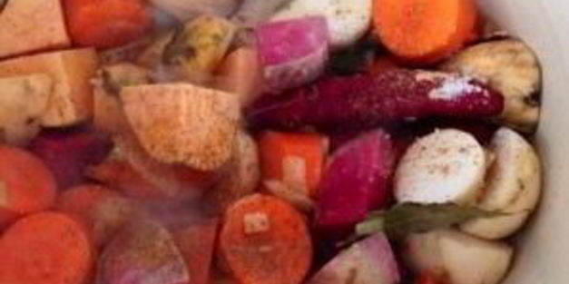 тушеные овощи с красным вином и мускатным орехом