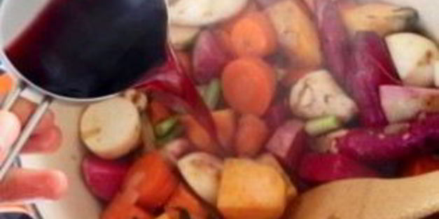 тушеные овощи с красным вином и мускатным орехом