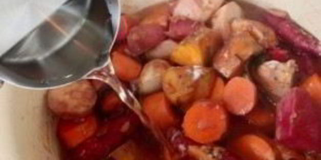 тушеные овощи с красным вином и мускатным орехом