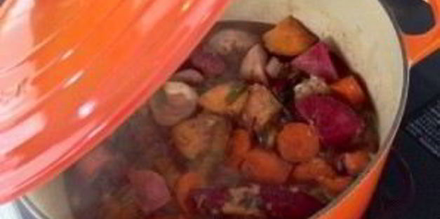 тушеные овощи с красным вином и мускатным орехом