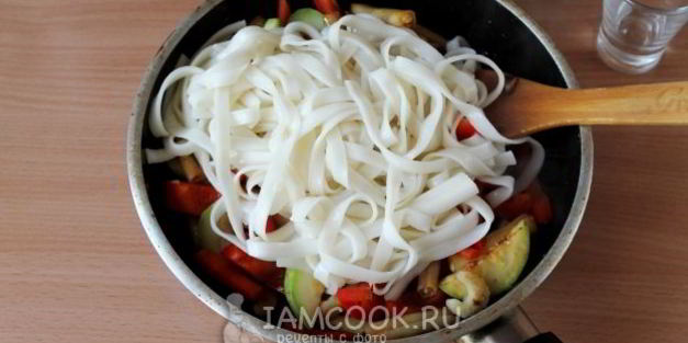 удон со стручковой фасолью по-японски