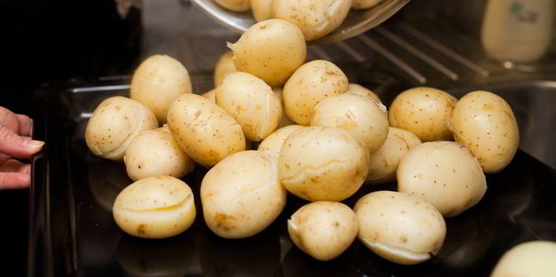 запеченная молодая картошка