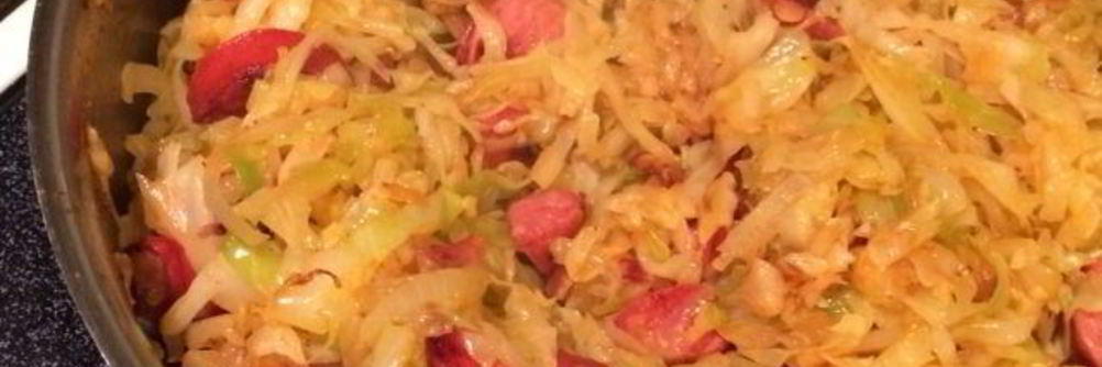 Жареная капуста с колбасой