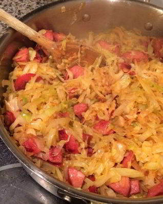 Жареная капуста с колбасой
