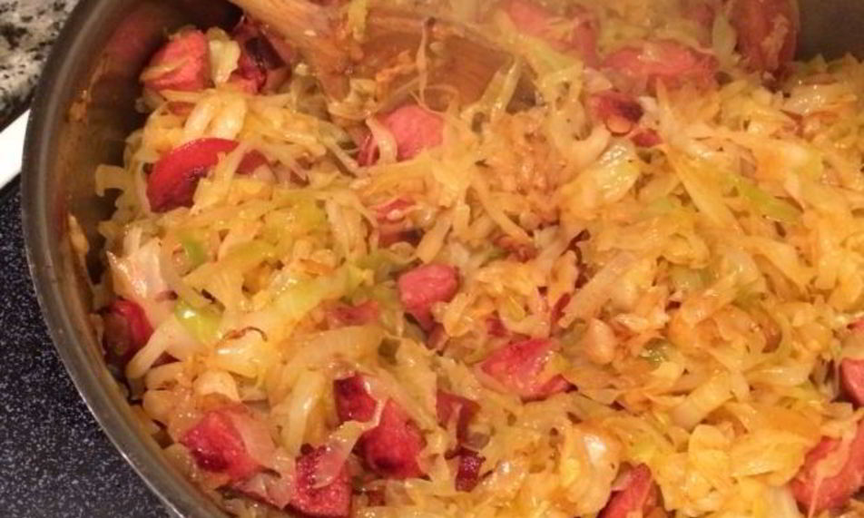 Рецепт жареная капуста с колбасой