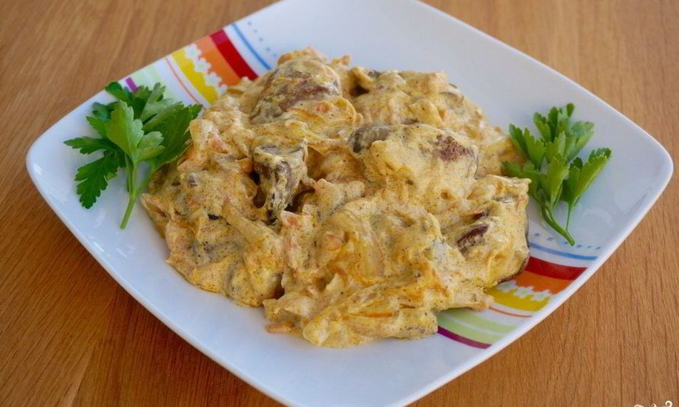 Рецепт куриная печень в сметанном соусе