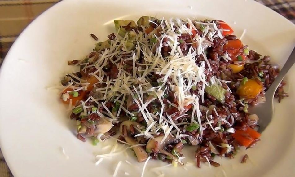 Рецепт паэльи иза красного рисы с овощами и сырома