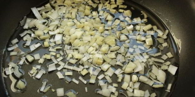 паэлья с помидорами луком креветками