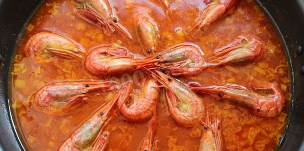паэлья с помидорами луком креветками