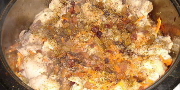 плов из курицы с изюмом