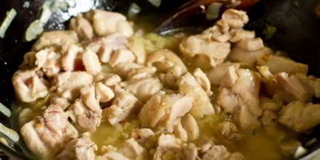 плов из курицы с нутом и изюмом