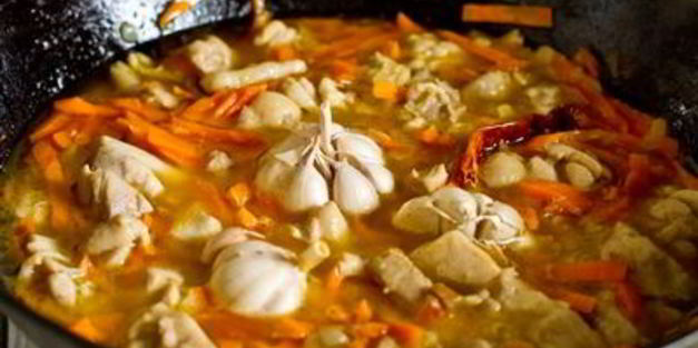 плов из курицы с нутом и изюмом