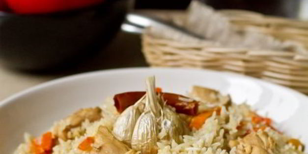 плов из курицы с нутом и изюмом