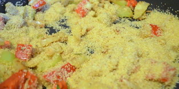 плов из кус-куса и куриного филе в восточном стиле